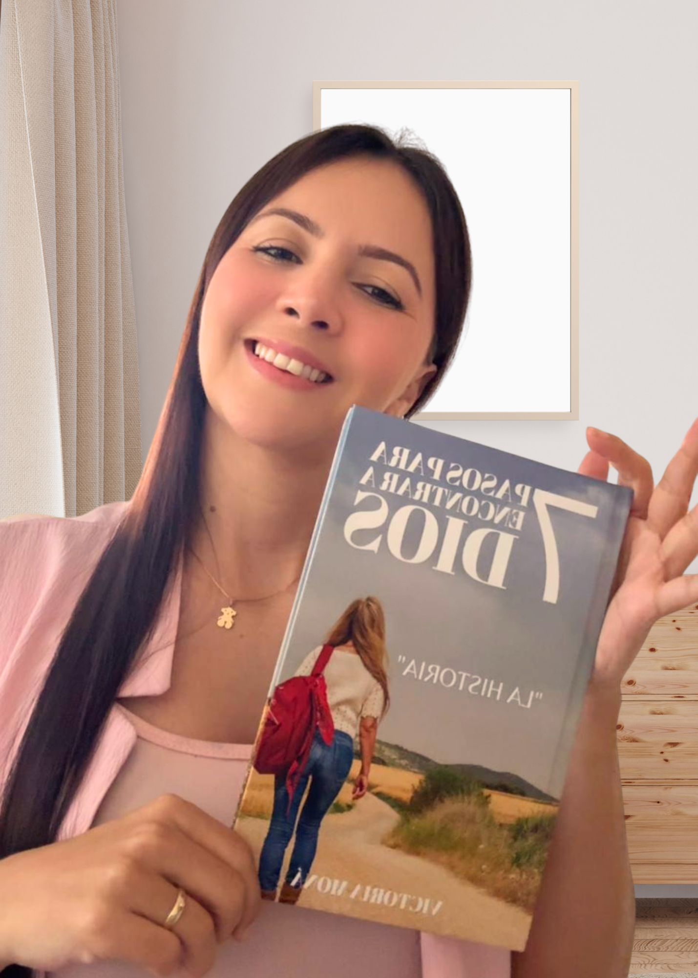 Victoria Rojas sosteniendo el libro 7 Pasos para Encontrar a Dios
